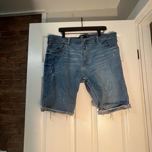 NWOT Mens Jean shorts by Holliste Size 38 Lightwash with Paint Splatter Flex Fit